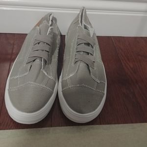 Military green flat/sneakers